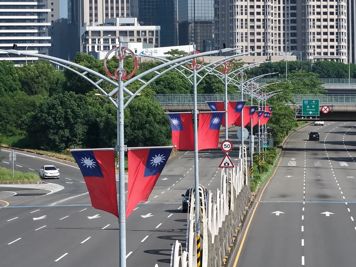 台中國旗沿主要道路陸續掛起 旗海將延續至元旦假期