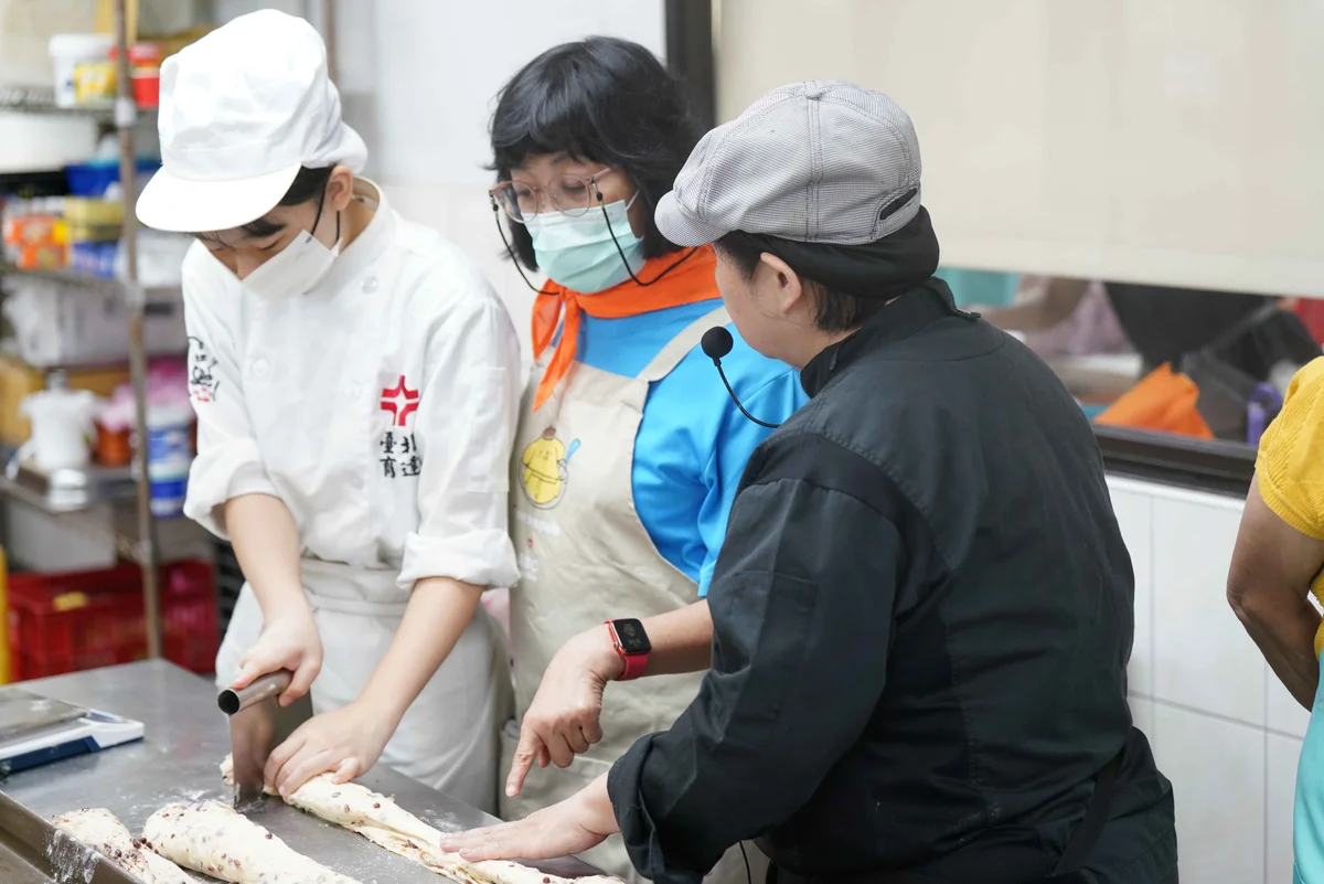 松山育達高中開烘焙課 長輩揉出紅豆吐司的成就感