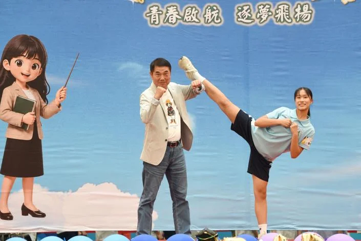 苗栗國中潘筱晴當場秀跆拳　鍾東錦同框擺拍讚學子有實力