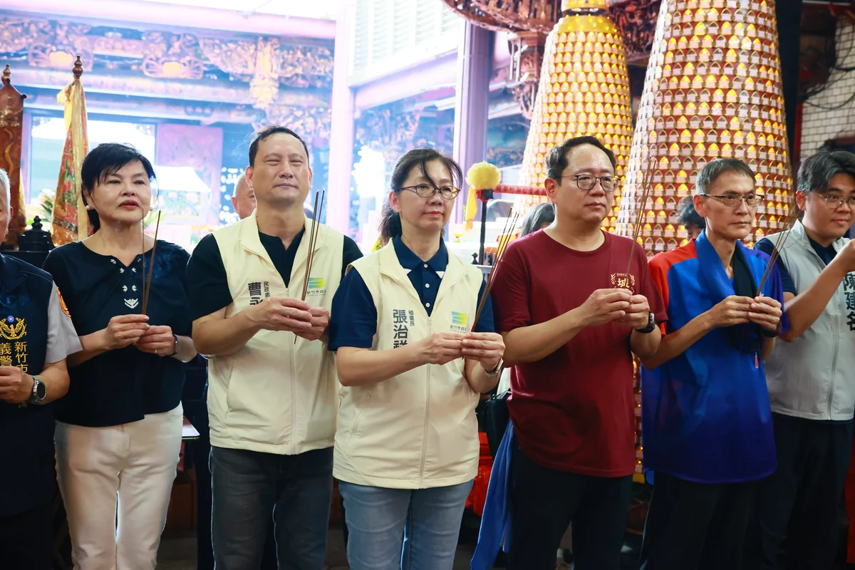 兩千五百人新竹都城隍廟夯枷 為農曆七月求平安