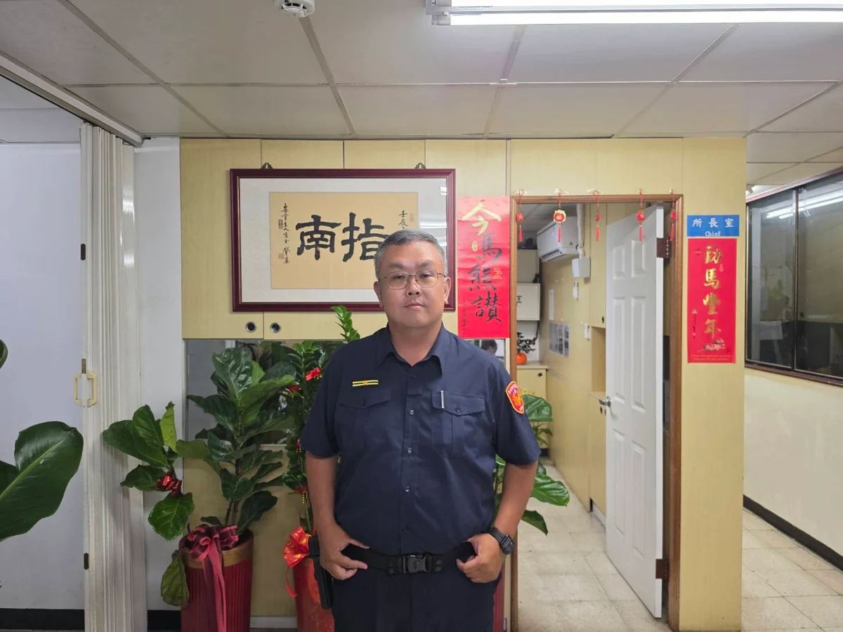 動物園前見老翁坐在車流旁 指南所長查明身分助家人團聚
