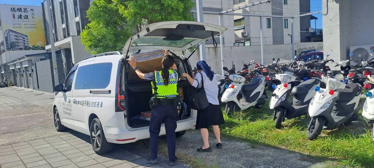 一張床墊找到新歸宿 寶桑警幫民眾搬上車