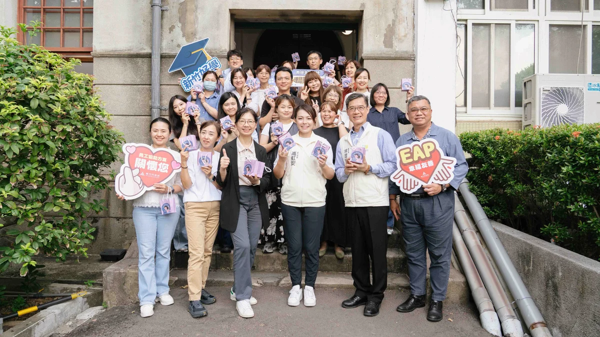父親節前夕走訪市府各單位 高虹安送刮痧寶慰勞同仁