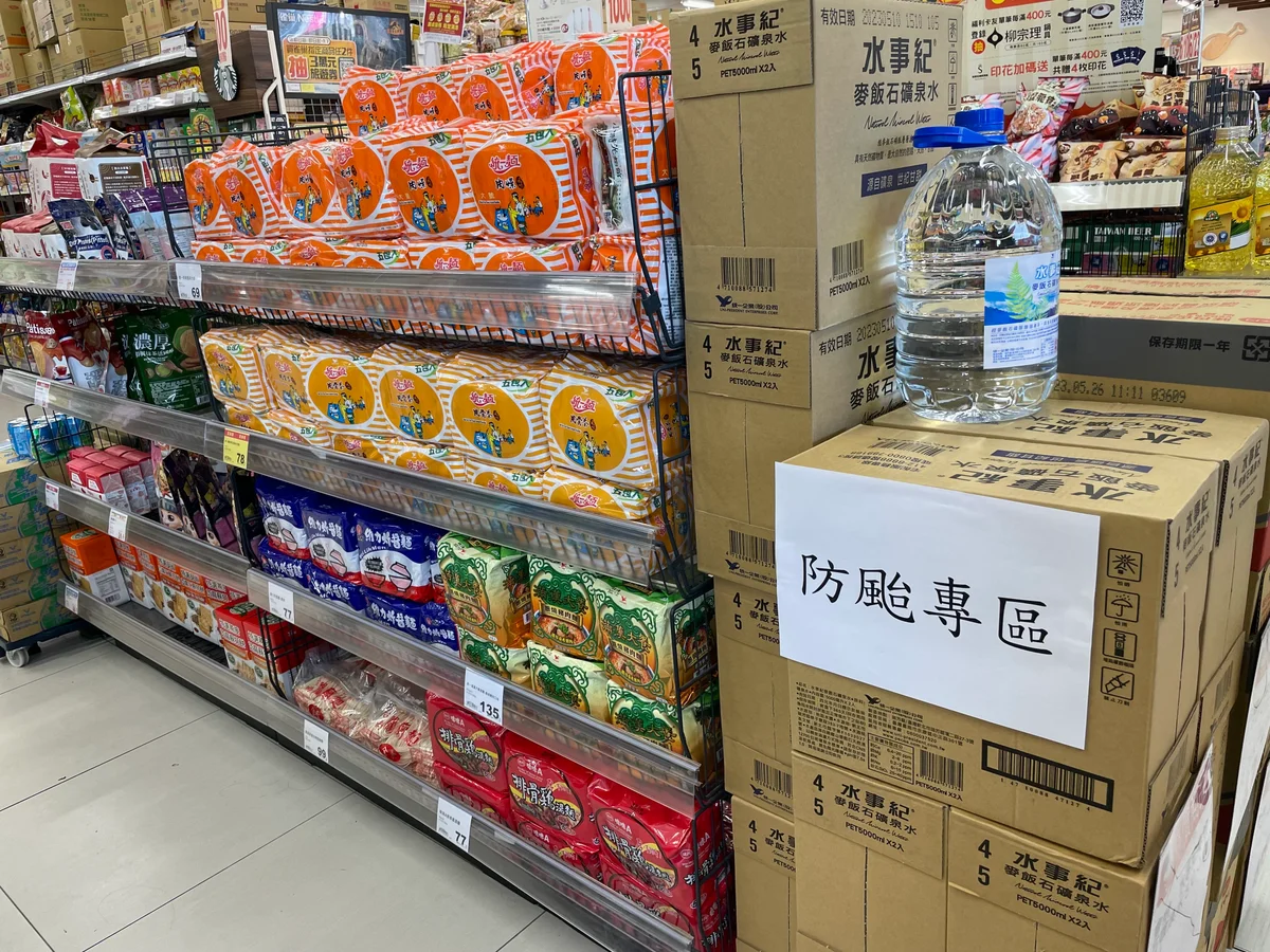 巴威逼近前先把避難包備好　梓官消防進超市提醒鄉親防颱