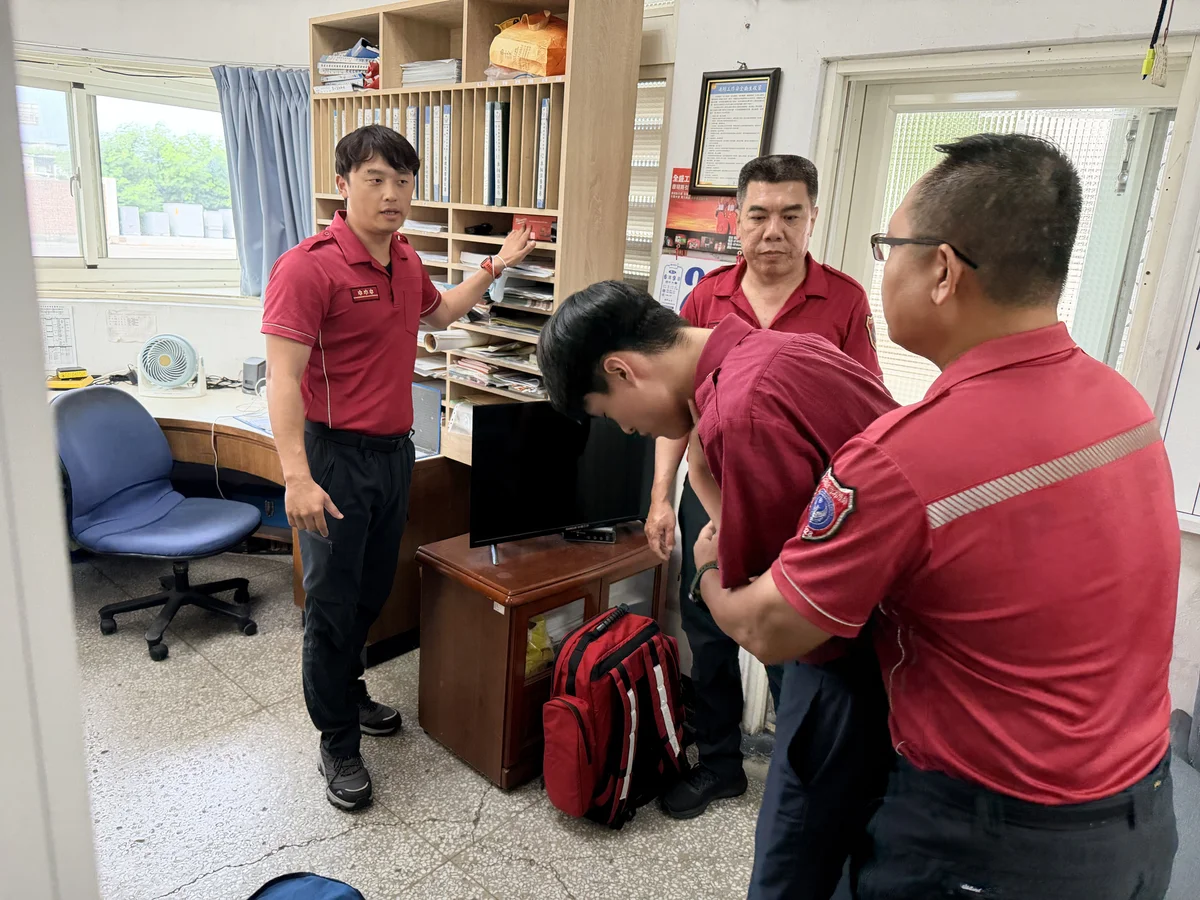 澎南分隊晨訓練救護 成人與嬰兒哽塞處置分齡演練