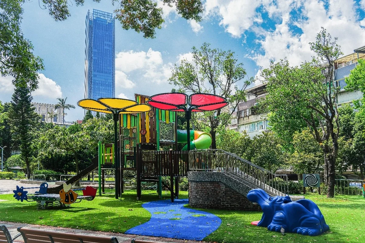 信義中全公園換上花朵遮陽 孩子在花園裡攀爬探索