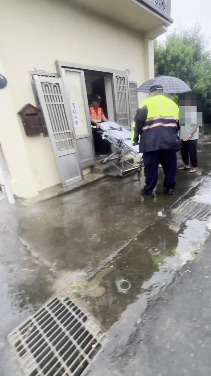 西溪村獨居長者屋內昏迷 湖西警冒雨協力送醫
