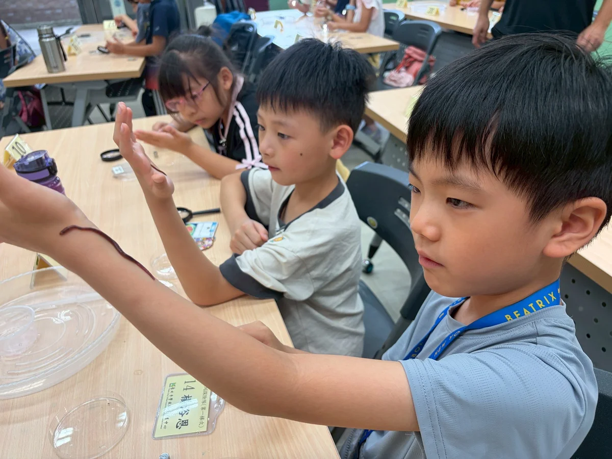 從摸蚯蚓到拍昆蟲 馬明潭夏令營讓孩子認識淨零