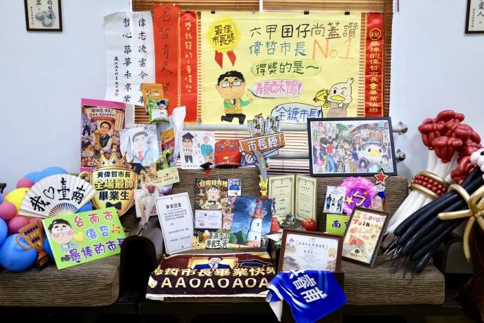 黃偉哲任內最後一場市長獎 在慈濟高中陪668名畢業生拍照留念