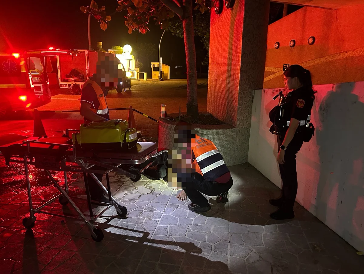 花火節散場後路倒 啟明警與民眾陪醉男送醫