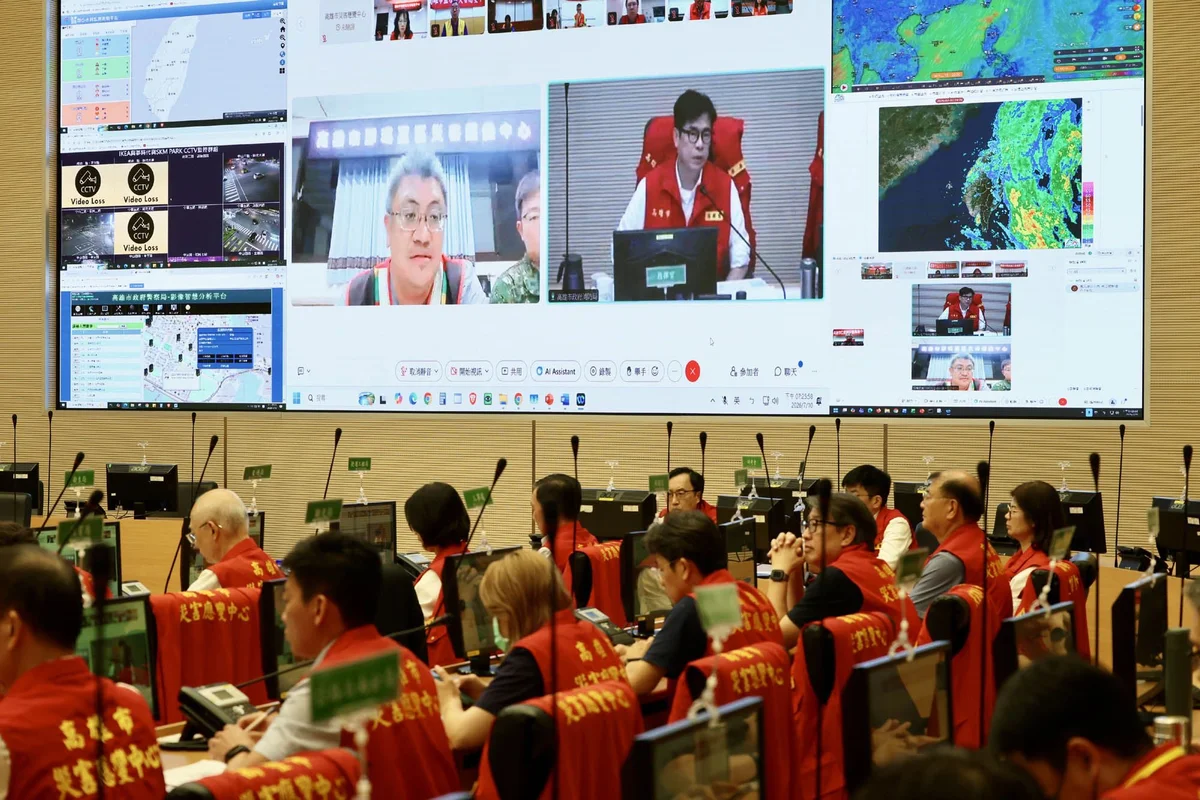 巴威逼近高雄明停班停課 陳其邁晚間坐鎮應變中心