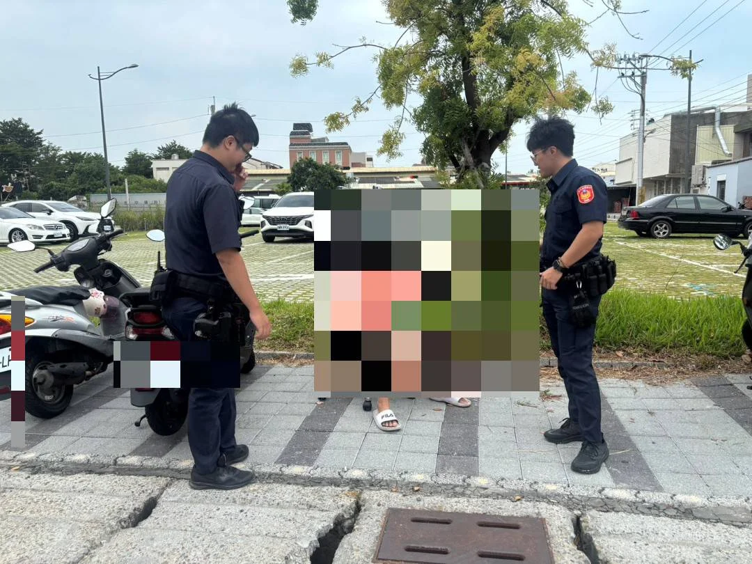 福興婦人路旁跌坐難起 員警搬椅陪她休息