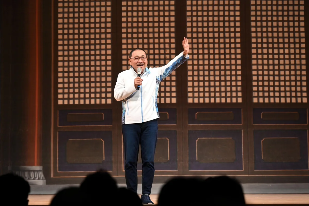 侯友宜為新北敬老獻藝歌仔戲開鑼 府會同台演《金殿抗婚》