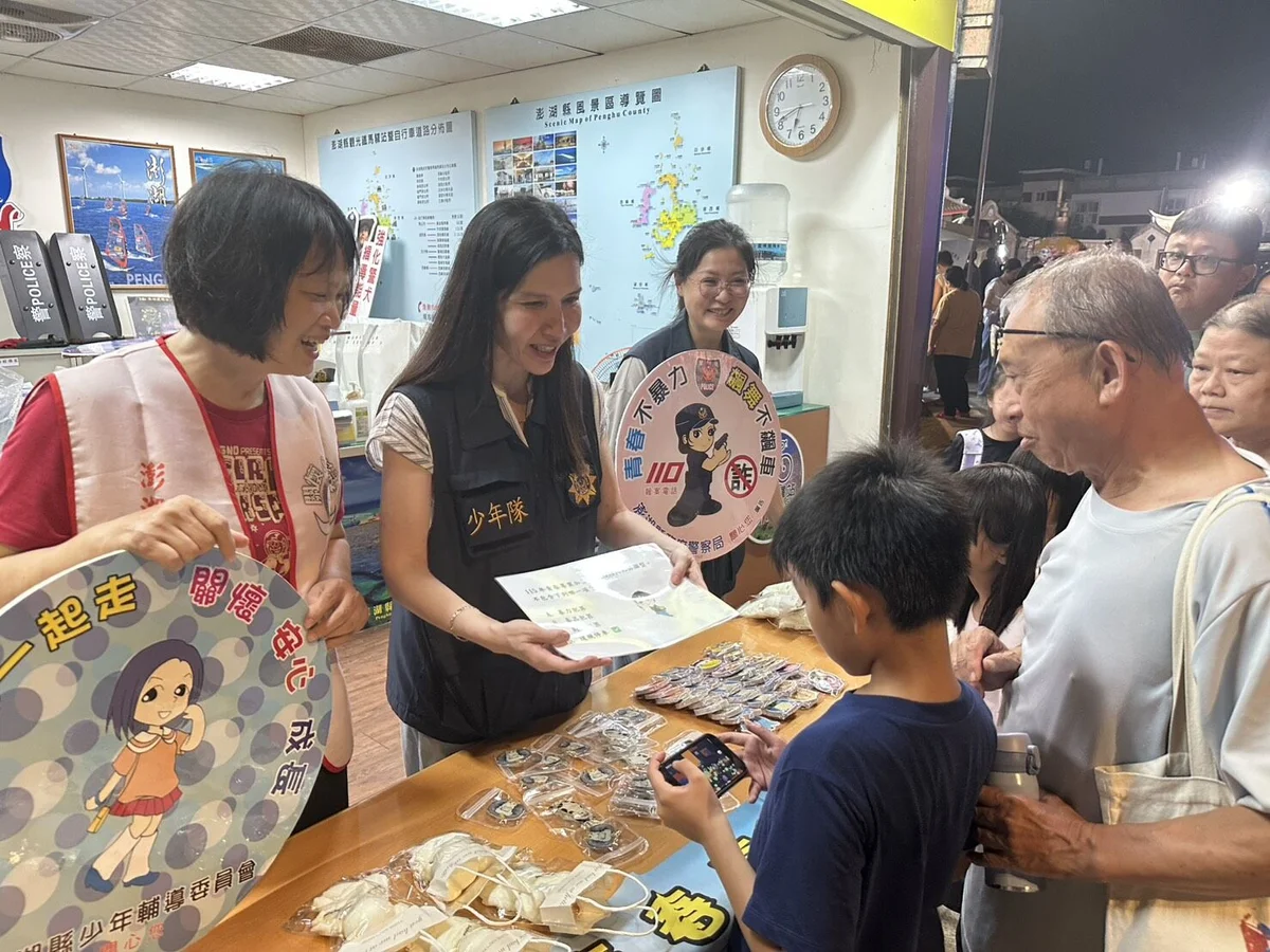 花火節人潮裡設攤 澎湖少年隊暑期宣導不只看煙火