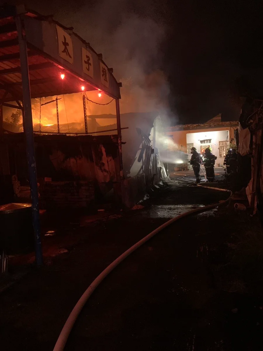 恆春大光路鐵皮屋全面燃燒　消防與義消合力撲滅