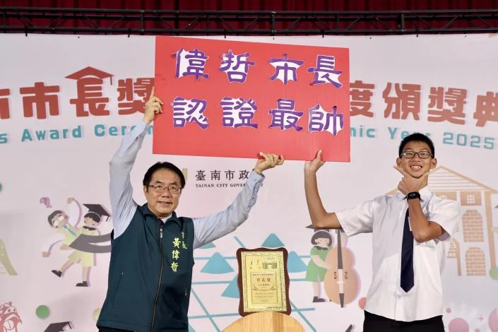 新營國小畢業趴登場 黃偉哲陪411位市長獎生合影留念
