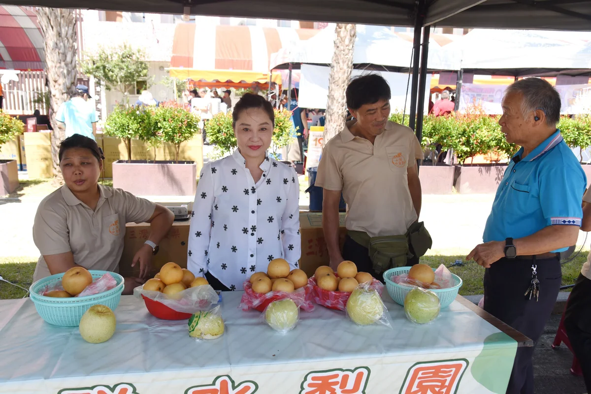三灣水梨節與父親節表揚同步登場 101歲饒進財受鄉親祝賀
