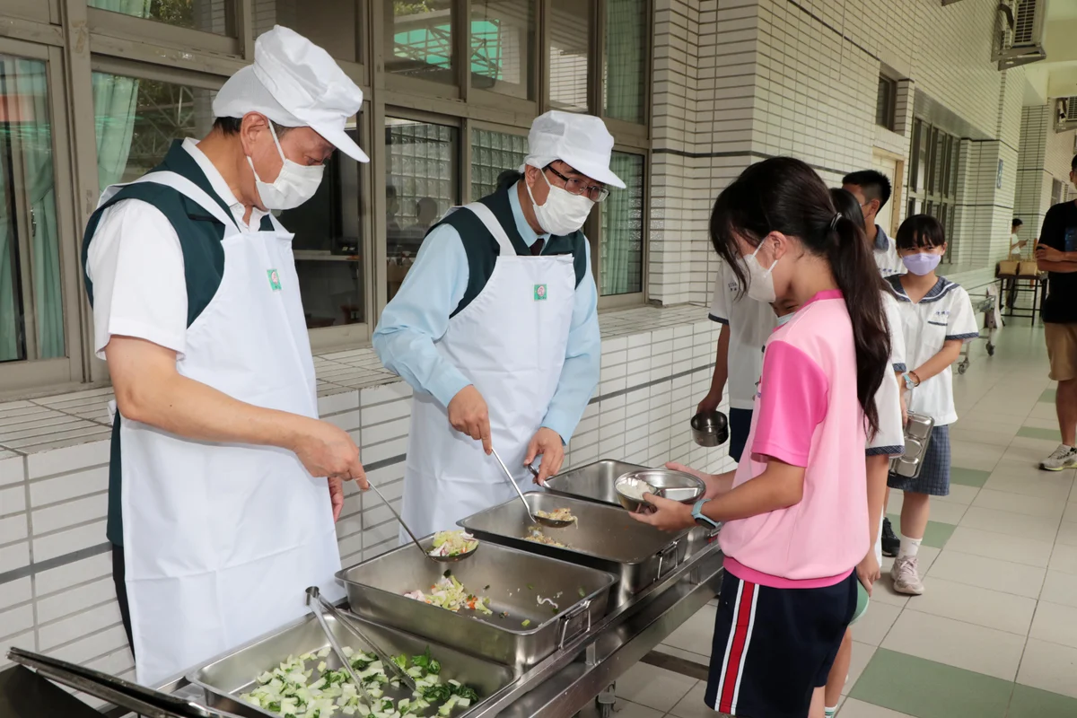 黃偉哲到復興國中打菜 麻豆文旦陪學生迎中秋