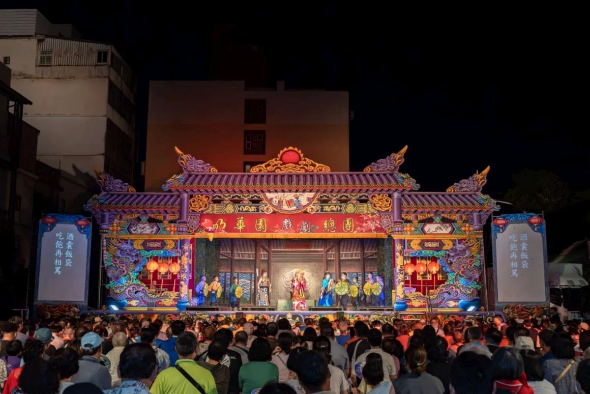 南寮廟埕笑聲不斷 明華園《么嘍正傳》吸引2,500人看戲