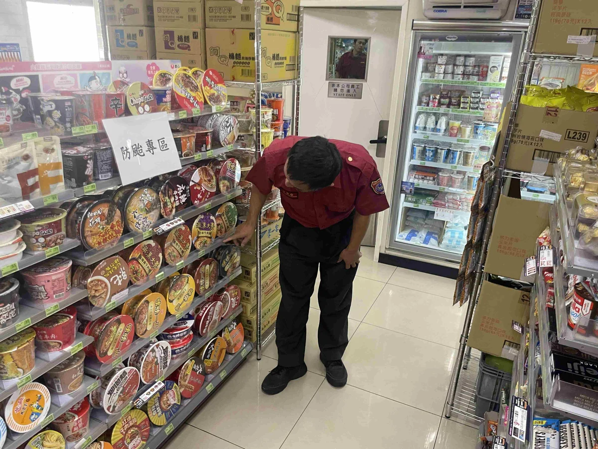 六龜超商雜貨舖設防颱專區 風雨前備妥三日物資