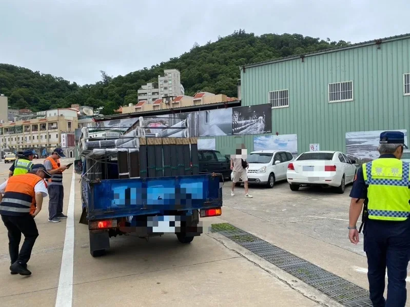 藍眼淚旅遊旺季車流增 馬祖南竿11日聯合稽查守交通