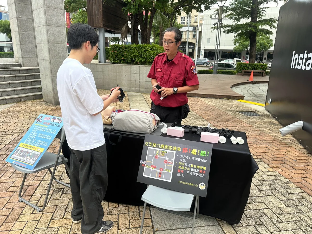 救護車抵達前能做什麼 新莊分隊帶民眾練CPR