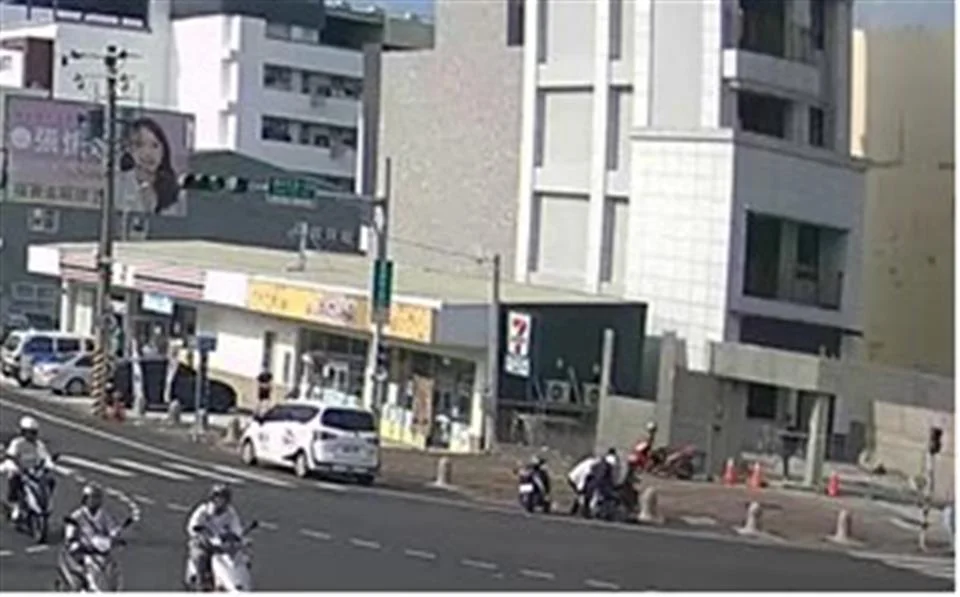 員林老翁跌落輪椅 路過員警與兩名民眾停車伸援
