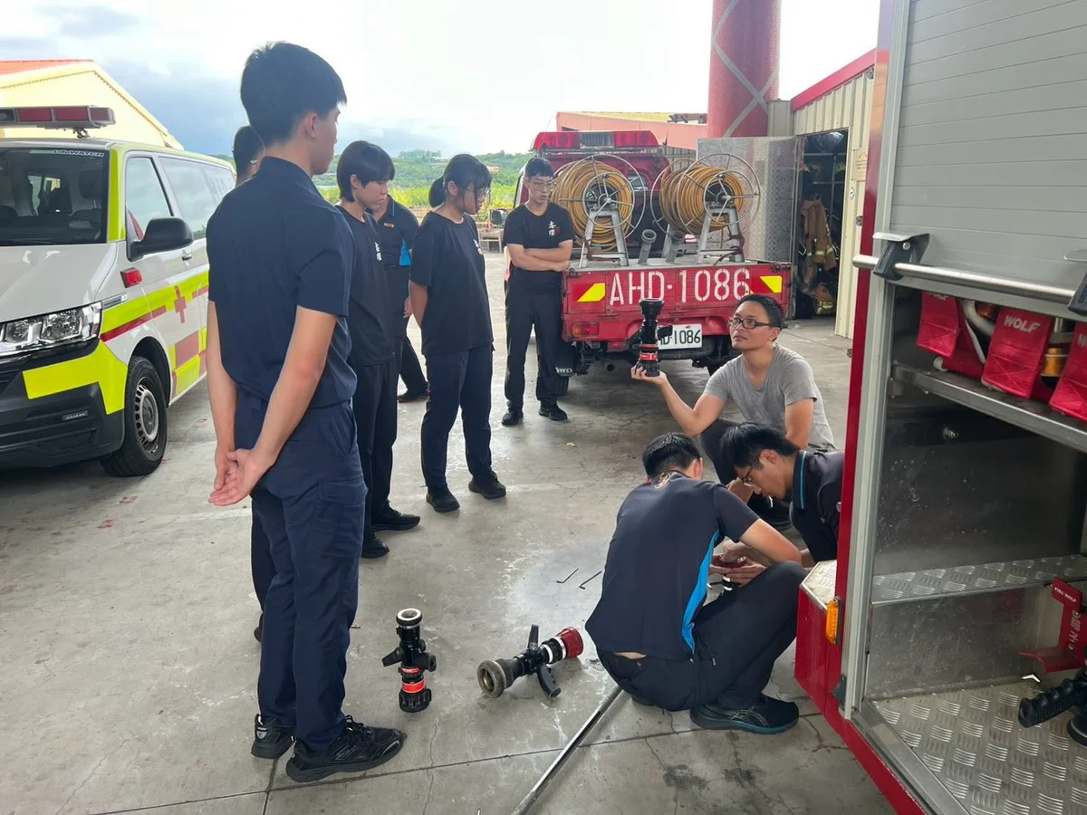 後龍分隊練渦輪瞄子 警專實習生在實作中熟悉火場應變