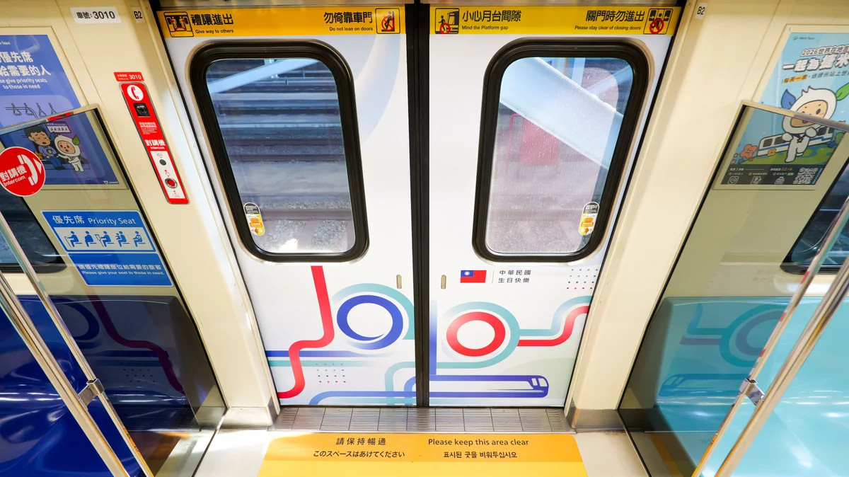 淡水信義線換上國旗三色 國慶彩繪列車行駛至明年一月