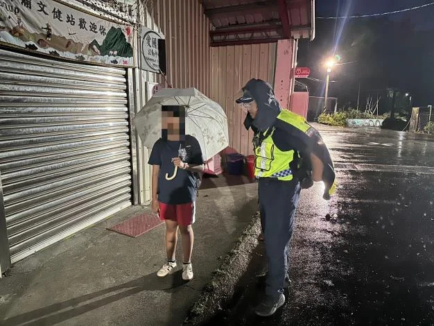 天色暗了公車沒來 大武警巡邏途中護送學童平安回家