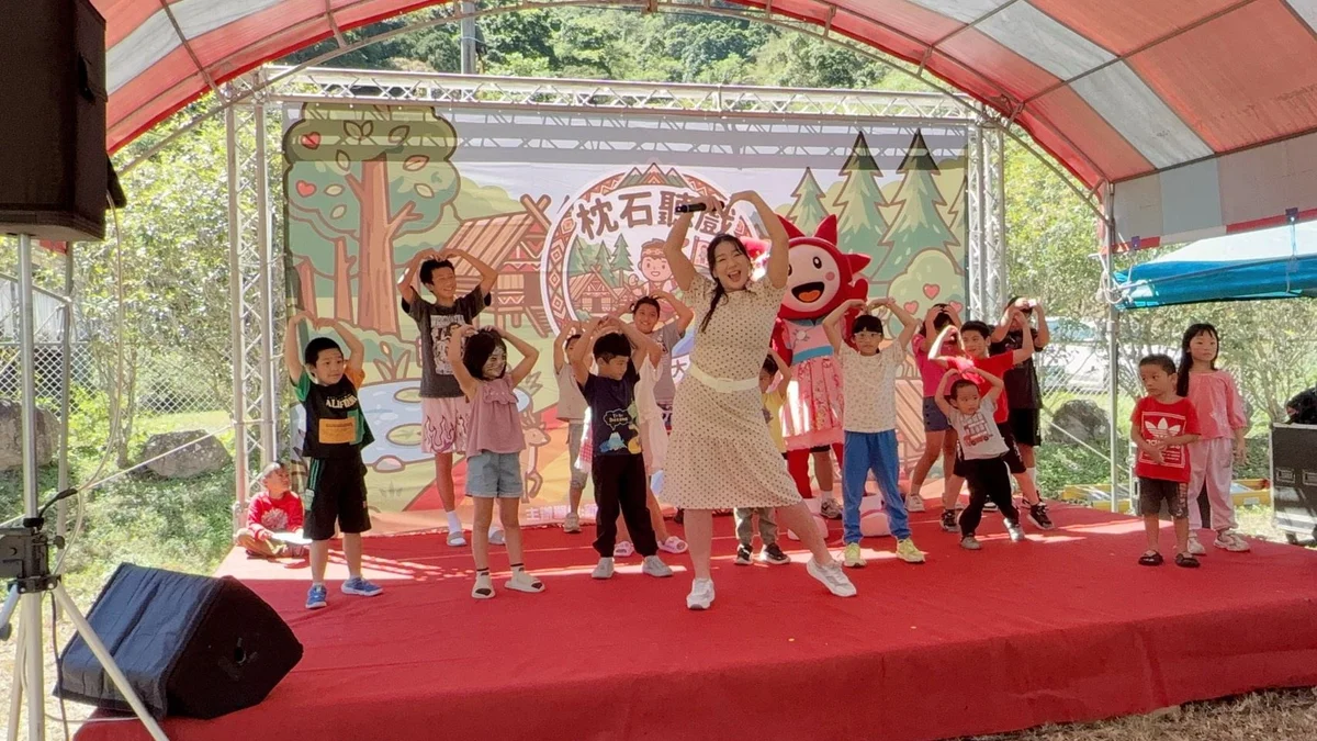 親子劇場走進尖石 孩子跟著氣球魔法認識多元家庭