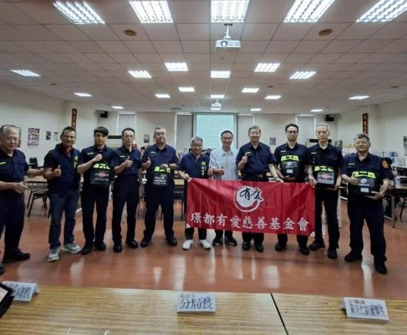 文山第一分局獲贈5部AED　警所急救量能往前再一步