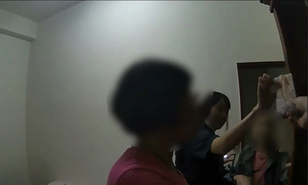 十餘萬元藏進櫃底忘了 豐里警陪獨居長者找回生活費
