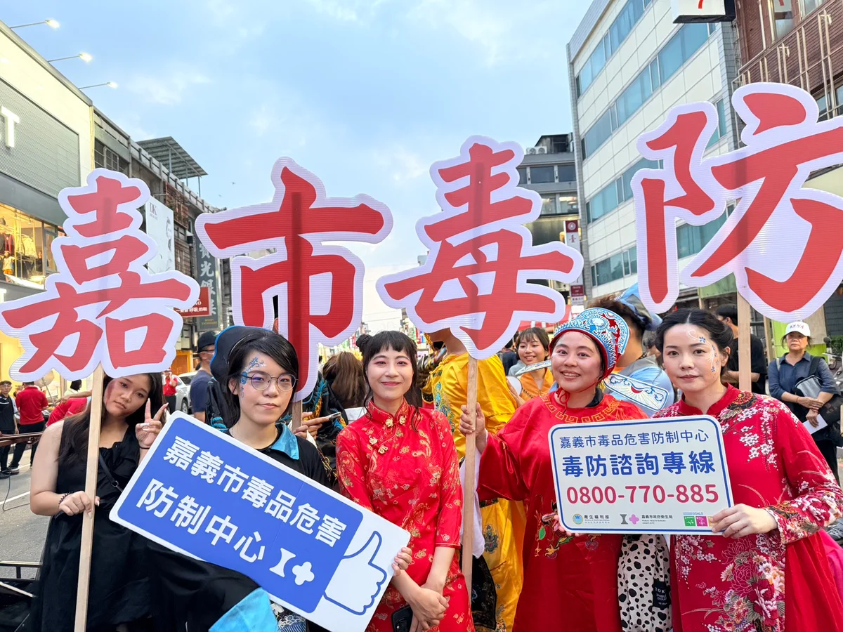 城隍夜巡遇上滑世代　嘉義鬼魅踩街說反毒與數位健康