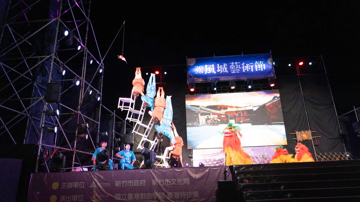 大湳雅公園夏夜坐滿人 台灣特技團為風城藝術節掀起掌聲