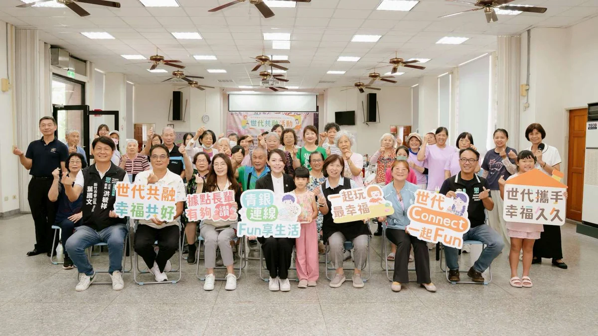 鹽水市民活動中心青銀共做團扇 高虹安陪長輩話家常