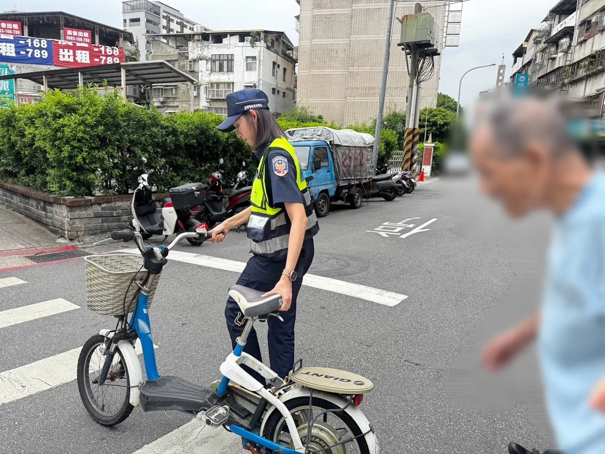北投石牌路二段老翁騎車疑中暑　員警帶回派出所休息