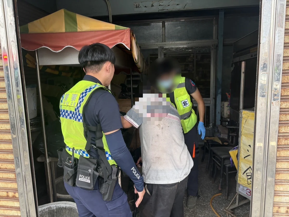 咸陽街男子體力不支倒路旁 馬蘭員警護送返家休息