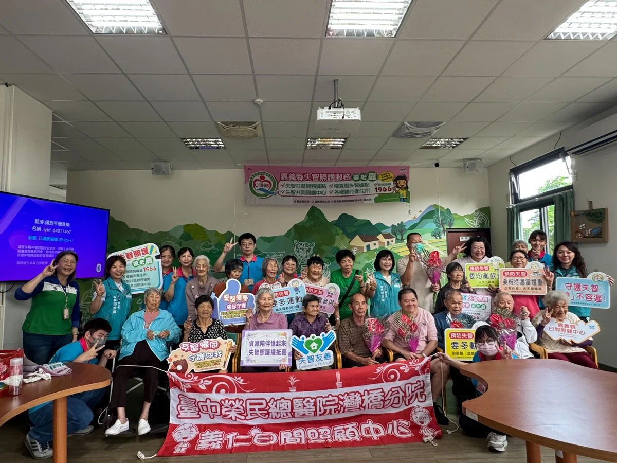 父親節前走進竹崎日照中心 趙紋華送花陪阿公話失智照護