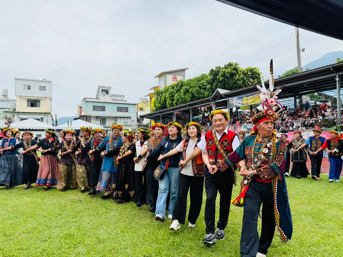 三地門收穫祭百人圍舞 族人在歌聲裡感謝土地與祖靈