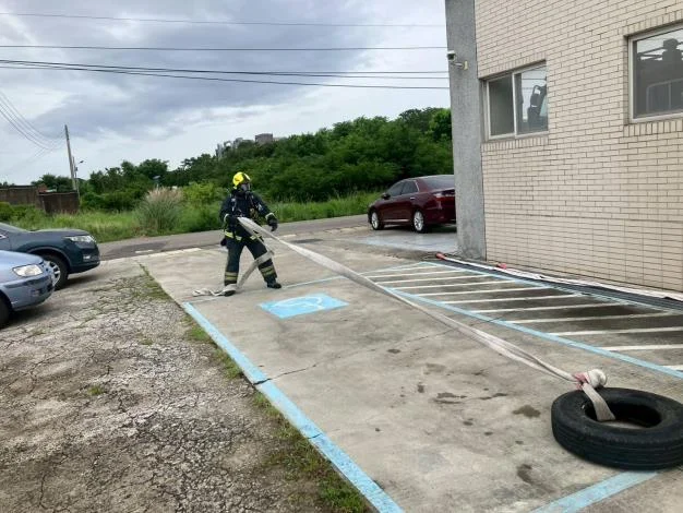 秒秒都在與時間賽跑 第一大隊消防隊員用汗水磨練火場本能