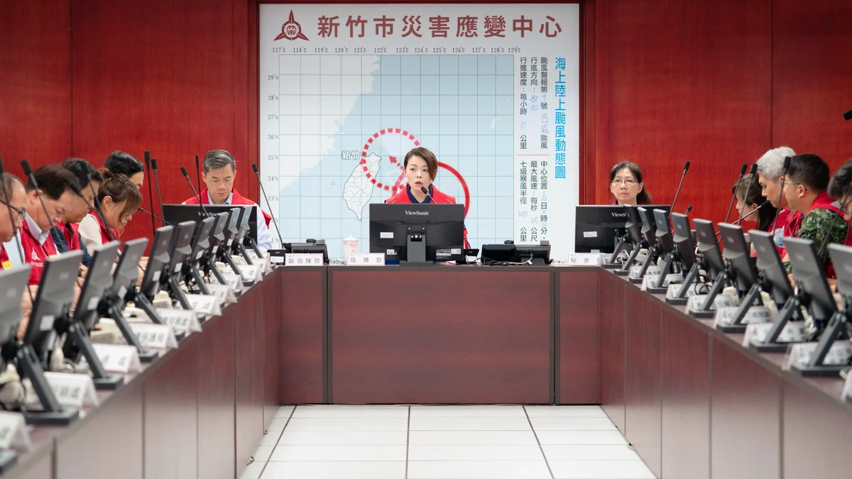 巴威逼近新竹市 高虹安坐鎮一級應變中心嚴防強風豪雨