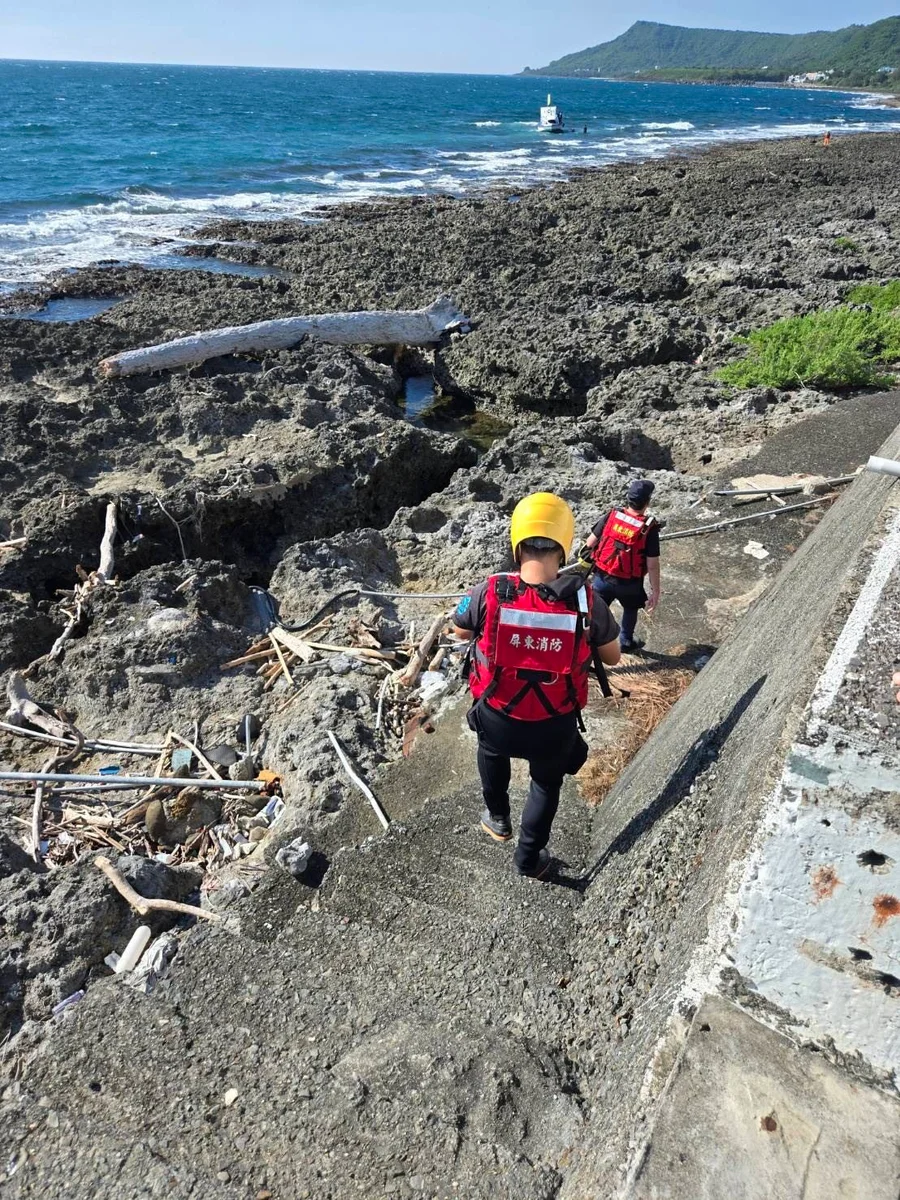 恆春近海觀光船擱淺　消防岸巡接成人鏈救出十七人