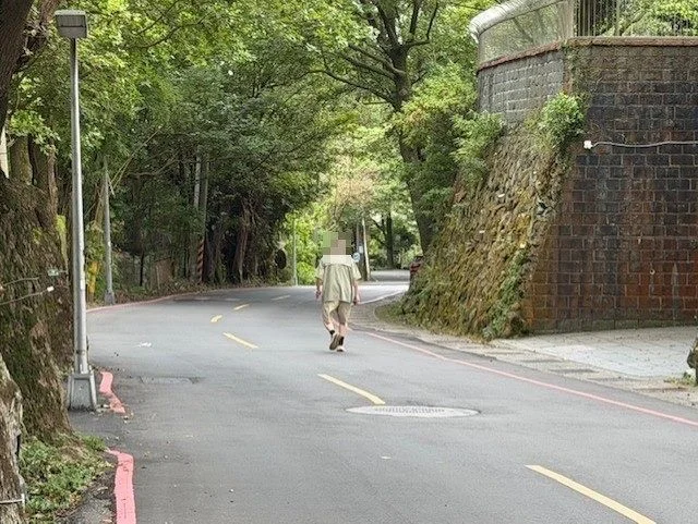 陽明山散步一度走失 北投警循監視器在紗帽路尋回簡男