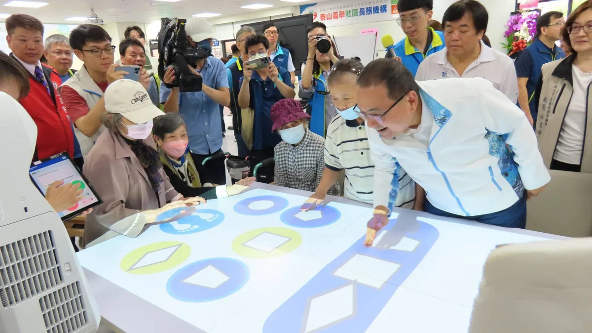 泰山三處社福據點同日啟用 侯友宜走進課堂和學員畫日出