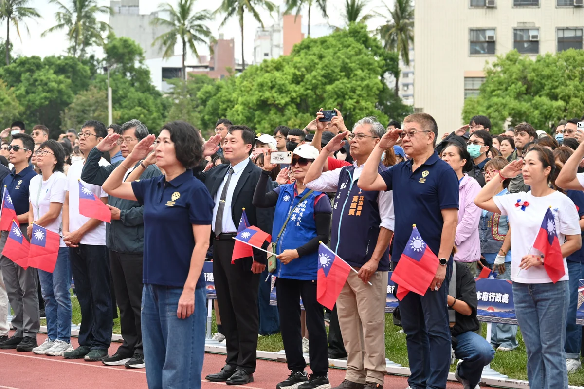 臺東近兩千五百人迎國慶 龍舟雙冠女子隊擔任旗手