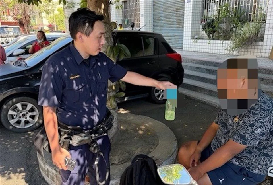 伸港媽遶境天氣炎熱不適 男子在嘉犁派出所旁獲警協助