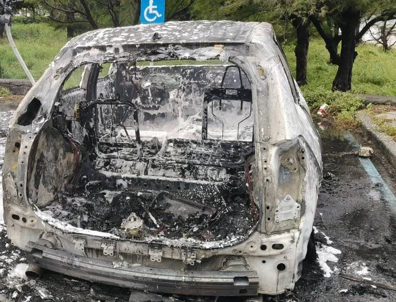 火勢吞沒台一線獅子頭山休旅車 駕駛及時脫困送醫檢查