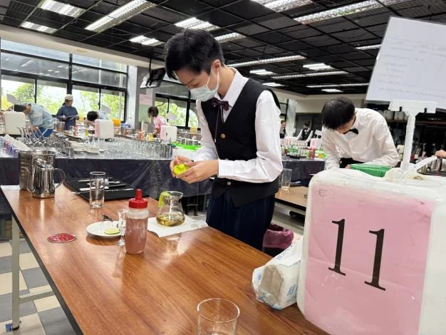 竹縣4名師生獲全國技藝教育績優 楊文科頒獎肯定做中學