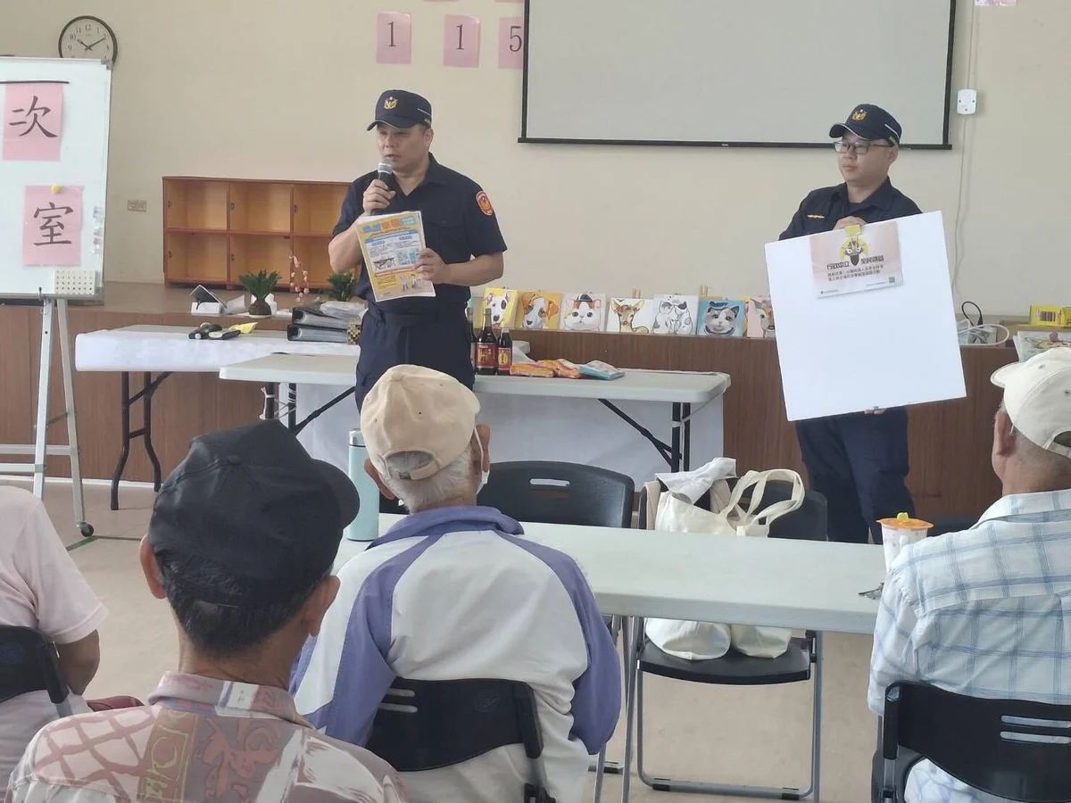 走進城前社區 講美警向長者細說反詐與路口安全